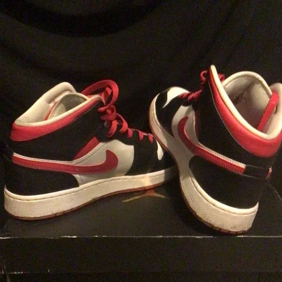 Big kids Jordan 1 Mid Very Berry (GS) - Picture 6 of 9